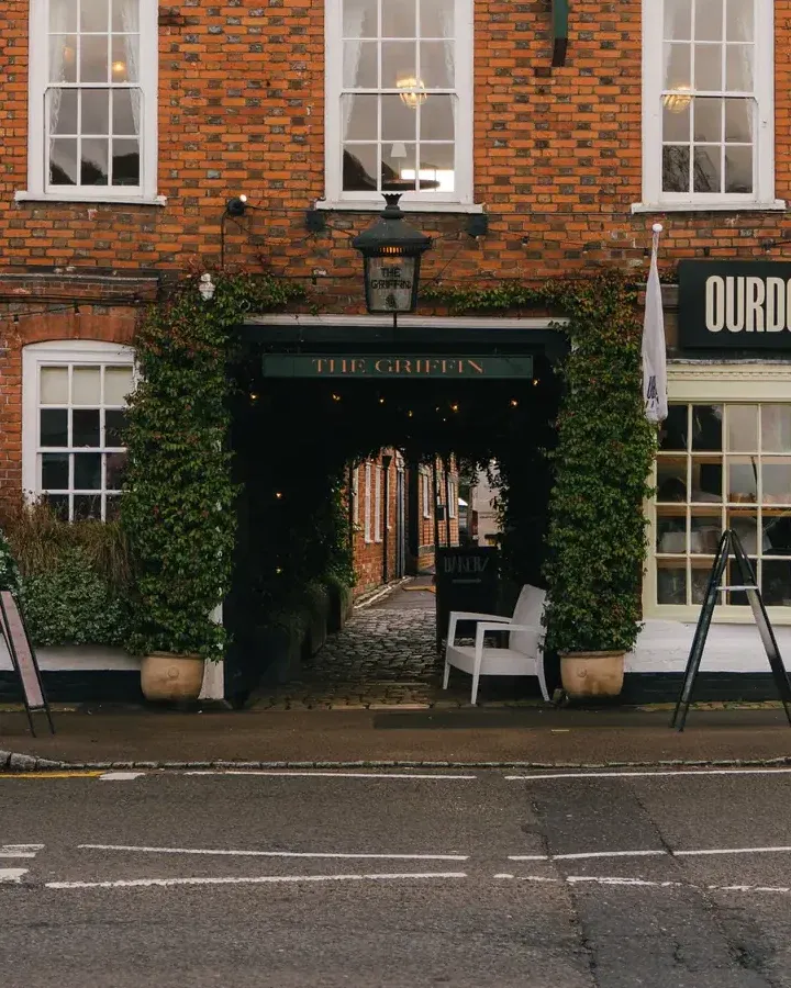 The Griffin entrance archway on The Broadway, Amersham
